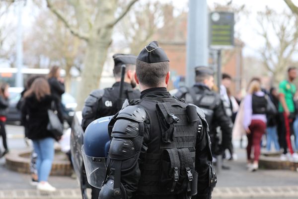 Un policier devant la gare de Compiègne, le 10 décembre (image d'illustration). Ce jour-là, plusieurs villes de l'Oise, dont Méru, avaient été le théâtre de manifestations parfois violentes de lycéens.