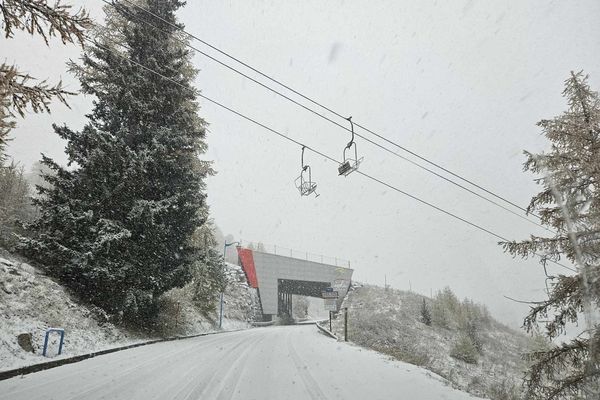 Quelques flocons sont tombés sur les massifs depuis le début du mois de novembre et ce jeudi en quantité.