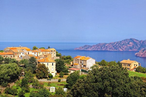 La commune de Piana, citée par Emmanuel Macron, est soumise à la fois à la loi littoral et à la loi montagne. 