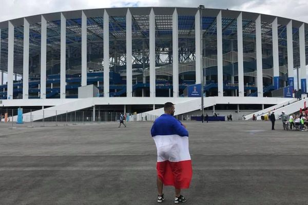 Yasin Celik devant le stade de football de Moscou pour la coupe du monde 2018