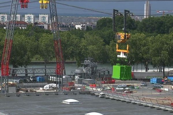 Le téléphérique peut transporter jusqu'à 20 tonnes par voyage.