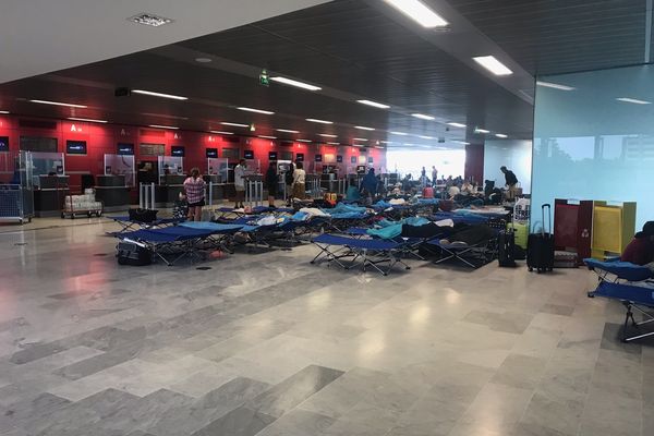 Environ 150 lits de camp ont été installés dans le Hall A de l'aéroport de Toulouse-Blagnac cette nuit.