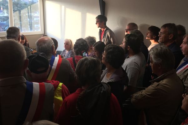 Les élus et militants réunis dans la salle de réunion du deuxième étage, à l'hôpital du Blanc. 