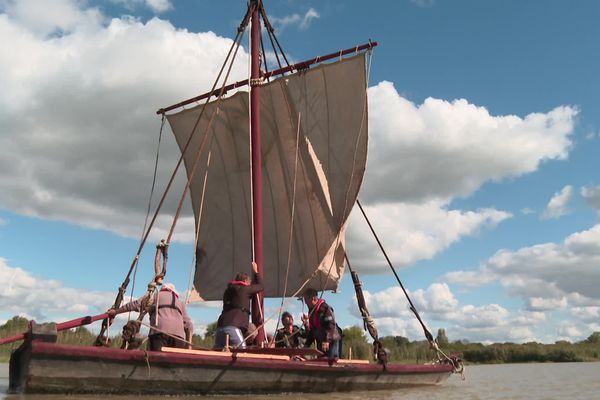 Ces passionnés naviguent sur la Charente à bord de la réplique d'une barque du VIIIème siècle