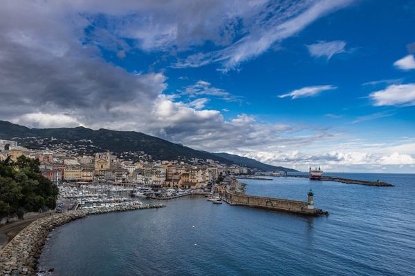 Illustration. Le centre-ville de Bastia, avec son vieux-port, a généré 1,13 million de passages mensuels entre mars 2020 et janvier 2021.