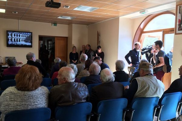 Les habitants de Montagny-Les-Lanches assistent très émus à l'hommage national rendu à Alain Bertoncello aux Invalides. 