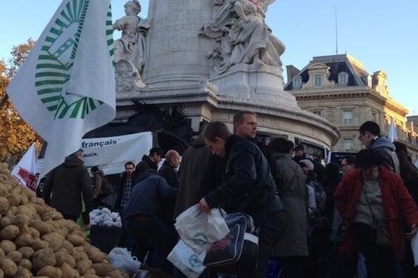 Les agriculteurs mobilisés place de la République, à Paris, pour sensibiliser la population à manger français