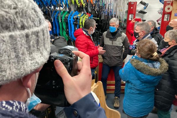 Remontées mécaniques, hébergeurs, restaurateurs, moniteurs et loueurs de ski ont évoqué leurs inquiétudes à quelques jours du début des vacances d'hiver.