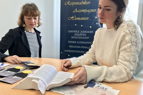 Aurélie Gendron et Marine Serrand, à l'ADAJ de Saint-Brieuc