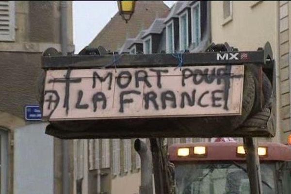 La manifestation des agriculteurs de l'Allier lundi matin à Moulins avaient des airs de funérailles.