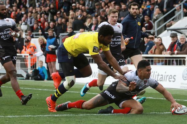 Les Clermontois ont encaissé pas moins de 7 essais à Toulon, lors de la 22e journée du Top 14. Battus 49 à 0, ils ont perdu tout espoir de défendre leur titre de champion de France.