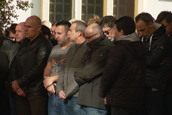 A Lyon, plus d'une centaine de policiers se sont rassemblés en silence pendant un quart d'heure devant les bâtiments de la sûreté départementale dans le 8ème arrondissement où était affecté le policier. 