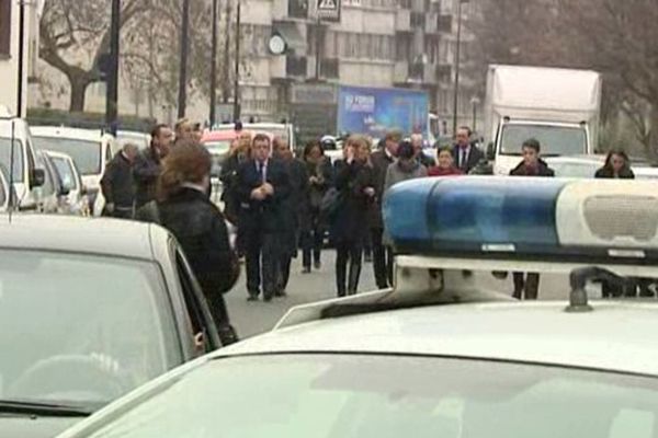 A Aubervilliers, en Seine-Saint-Denis, après l'agression présumée d'un enseignant à l'arme blanche.