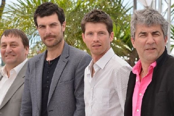 De droite à gauche Alain Guiraudie, chemise fushia, et trois principaux comédiens : Pierre de Ladonchamp, Christophe Paou et Patrick d'Assumcao à Cannes.