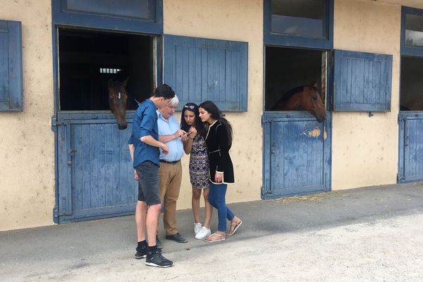 Khadija et Ghita effectuent un stage de 6 semaines cet été au Haras national d'Aurillac dans le Cantal.