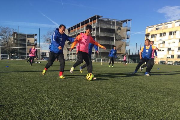 Les professeurs s'entraînent au stade de l'Ecole nationale de l'aviation civile (ENAC). 