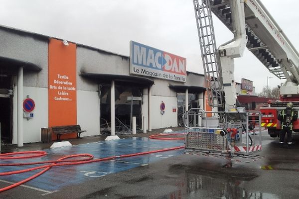 80 pompiers sont intervenus dans la zone commerciale de Pont Saint Esprit pour maîtriser l'incendie.