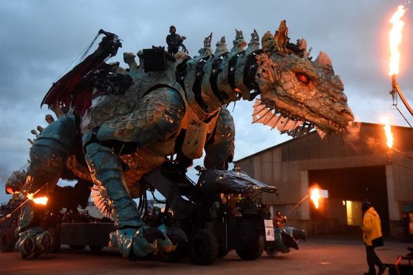 Le Dragon des mers de 25 mètres de long a été retrouvé, échoué, sur la plage de Calais, jeudi matin.