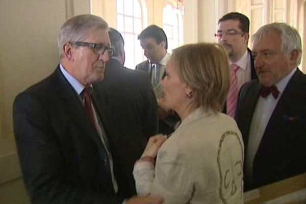 Le futur maire Emile-Roger Lombertie avec des colistiers à l'hôtel de ville de Limoges cette semaine