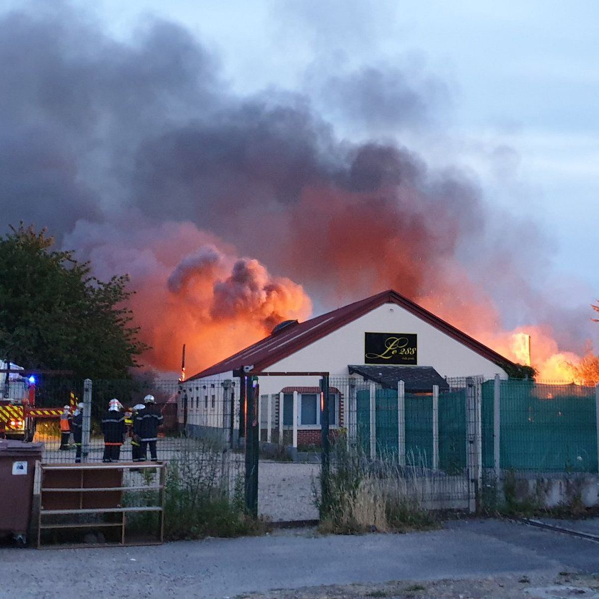 Incendie à Beauvais : un entrepôt situé derrière un club libertin parti en  fumée