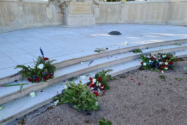 Les gerbes déposées dimanche 23 mai 2021 devant le monument aux morts de Beauvais ont été saccagées