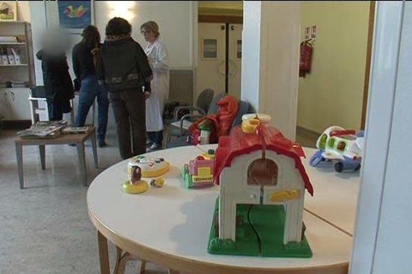 Saint Eloi, à Montpellier, est aujourd'hui le seul hôpital français à proposer une prise en charge spécifique, pour apprendre aux parents à se délivrer de l'emprise de leurs enfants-tyrans.