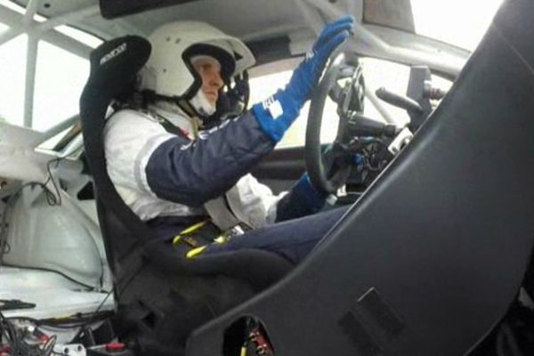 Le champion olympique de saut à la perche Renaud Lavillenie se lance dans la course automobile le 9 mai 2015 sur le circuit de Charade en Auvergne, au volant d'un spider.