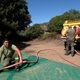 Les sapeurs-pompiers remplissent une bâche d'eau pour l'éleveur porcin.