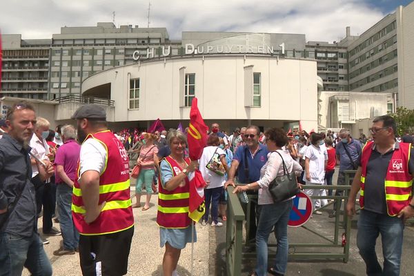 Plusieurs centaines de personnes rassemblées devant le CHU de Limoges à l'occasion d'un nouveau "mardi de la colère" le 30 juin 2020. 