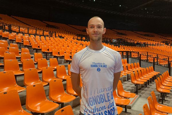 Pour la transformation du Zénith, le président du SEHB Clément Huber a laissé la chemise au placard pour mouiller le maillot.