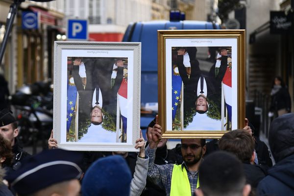 En mars 2020, des militants d'ANV-COP21 ont tenté d'aller à l'Elysée rendre des portraits officiels d'Emmanuel Macron décrochés dans des mairies