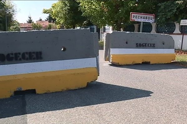 Des blocs de béton censés dissuader les automobilistes. 