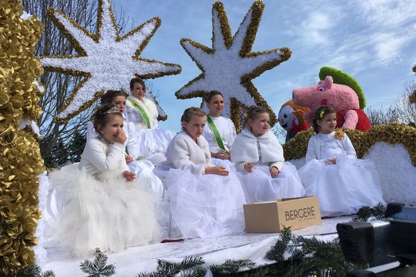 Sur son char aux 18000 roses, Wendy Wolff, 15 ans, la reine du carnaval d'Ygrande