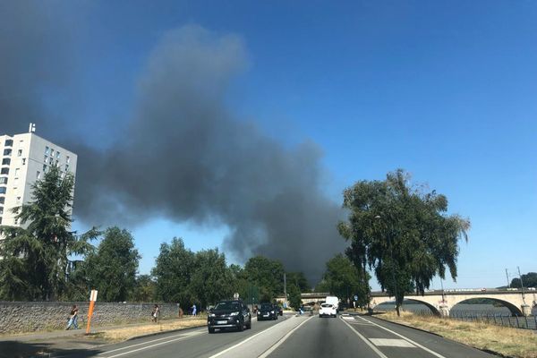 Un feu de haies s'est déclaré quartier Prairie de Mauves à Nantes à proximité d'une camp de gens du voyage.