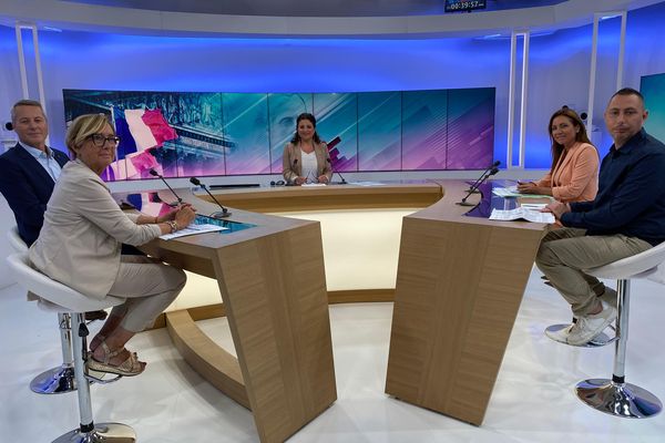 Les candidats Aurélien Lacour (NFP), Julie Lechanteux (RN), Danièle Lombard (LR), Philippe Michel-Kleisbauer (Ensemble) lors du débat de la 5e circonscription du Var, le 19 juin, sur France 3 Côte d'Azur.