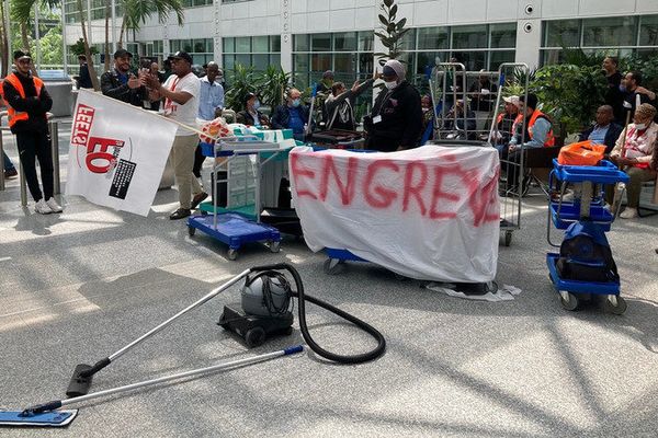 Piquet de grève des salariés de l'entreprise PEI au Technocentre de Renault à Guyancourt dans les Yvelines.