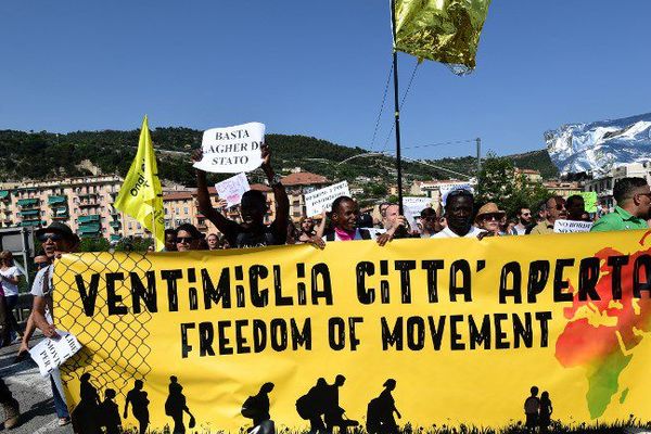 Des milliers de manifestants étaient réunis à Vintimille. 