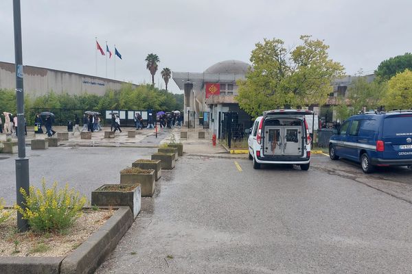 Des menaces deux jours d'affilée au lycée Jean Monnet de Montpellier. Ce mardi 17 octobre, les 1700 élèves et les personnels de l'établissement ont de nouveau été évacués.