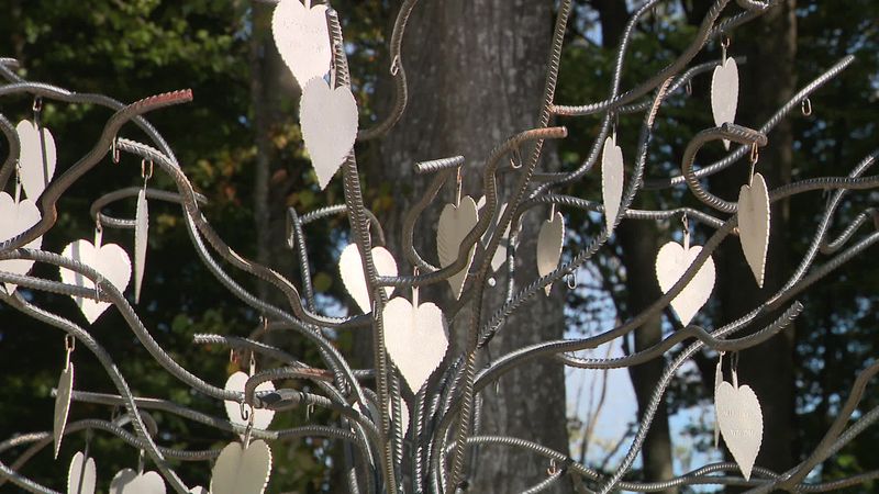 Sur les feuilles sont notés les noms des défunts.