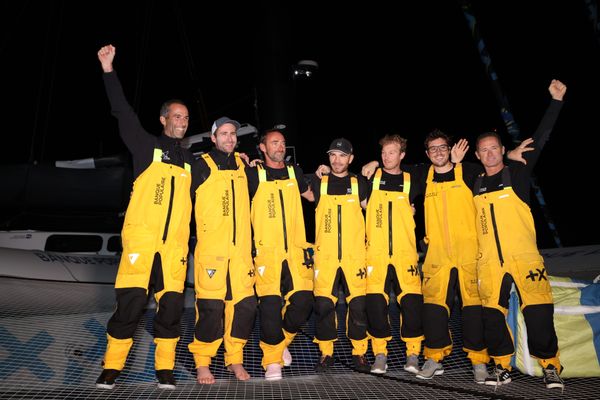 L'Azuréen Sébastien Josse (à droite) et tout l'équipage du Maxi Banque Populaire IX, vainqueur de la course Finistère Atlantique à Antibes.