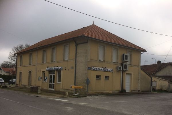 Cet ancien centre médical désaffecté a été remis en service par des médecins de haute-gironde pour assurer l'accueil des patients suspectés d'être atteints par le coronavirus