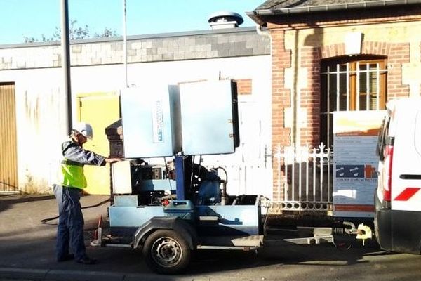 Les équipes d'Orange installent un groupe électrogène à Périers-en-Auge (28 octobre 2013) 