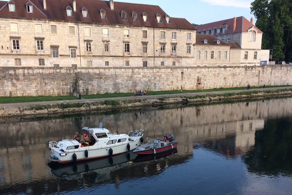 un bateau échoué sur le fond du Doubs en plein coeur de Besançon