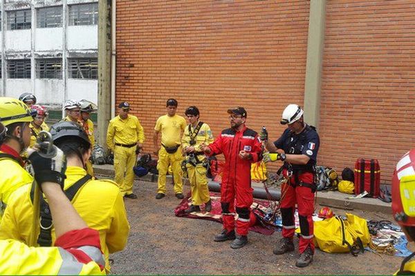 Une équipe des Pompiers de l'Urgence Internationale actuellement en entraînement au Paraguay