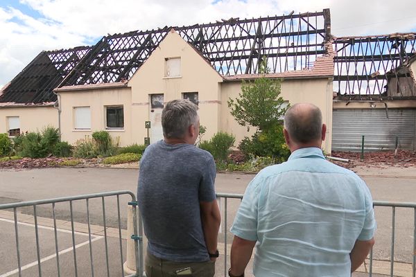 L'incendie qui a ravagé la salle des fêtes et le local technique de la commune de Therdonne, vendredi 24 juin 2022, laisse ses habitants sans lieu de vie.