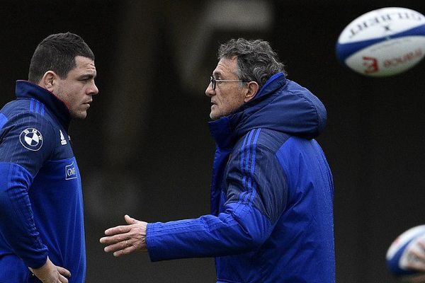 Le sélectionneur du XV de France Guy Novès à droite, et le capitaine des Bleus Guilhem Guirado de Toulon.