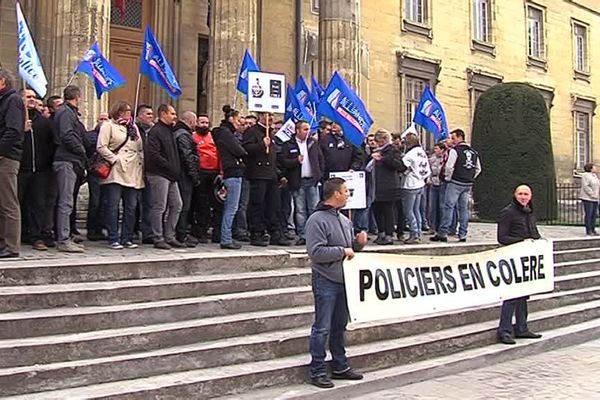 Les policiers manifestent pour dénoncer le manque de moyens et d'effectif dont souffre leur profession.