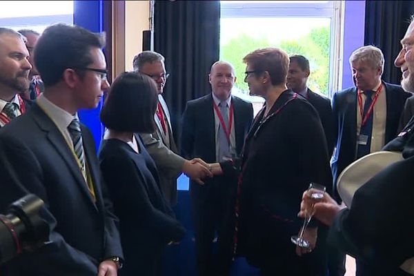 Maryse Payne, la ministre australienne de la défense salue ses compatriote sur le site de Naval-Group à Chetrbourg ce 23 avril 2018