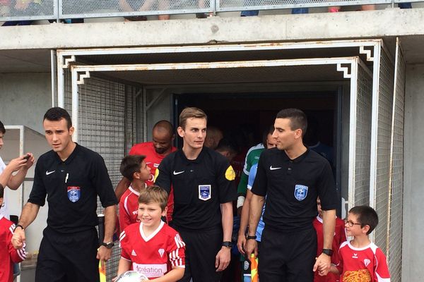 Les jeunes de l'école de foot de Loches partagent la vedette avec les joueurs pros.