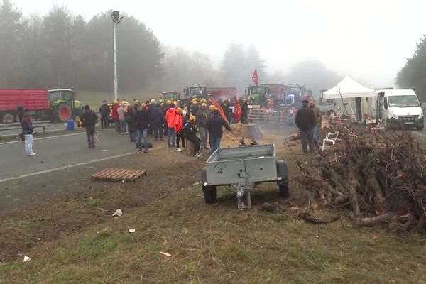 À Agen, le barrage est maintenu. Des actions sont attendues dans l'après-midi.